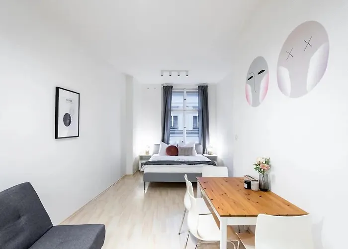 Vast Central Old Town Studio For 3